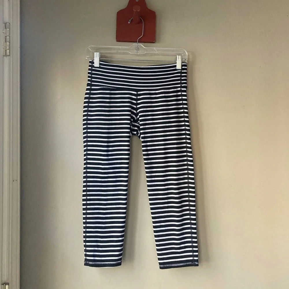 Athleta Black & White Low Rise Crop Capri Leggings S - Picture 3 of 6